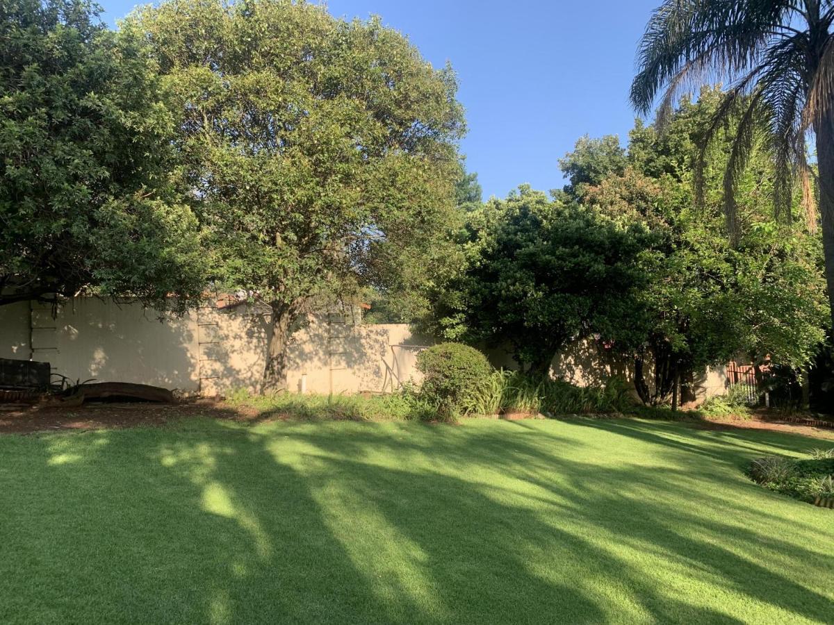 Safari -beautiful 3 Bedrooms, 10-seater Dining , Tv Room, Garden & Pool