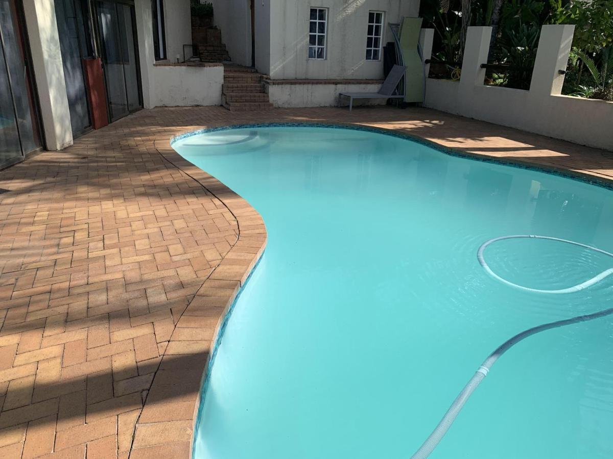 Apartment Safari -beautiful 3 Bedrooms, 10-seater Dining , Tv Room, Garden & Pool *