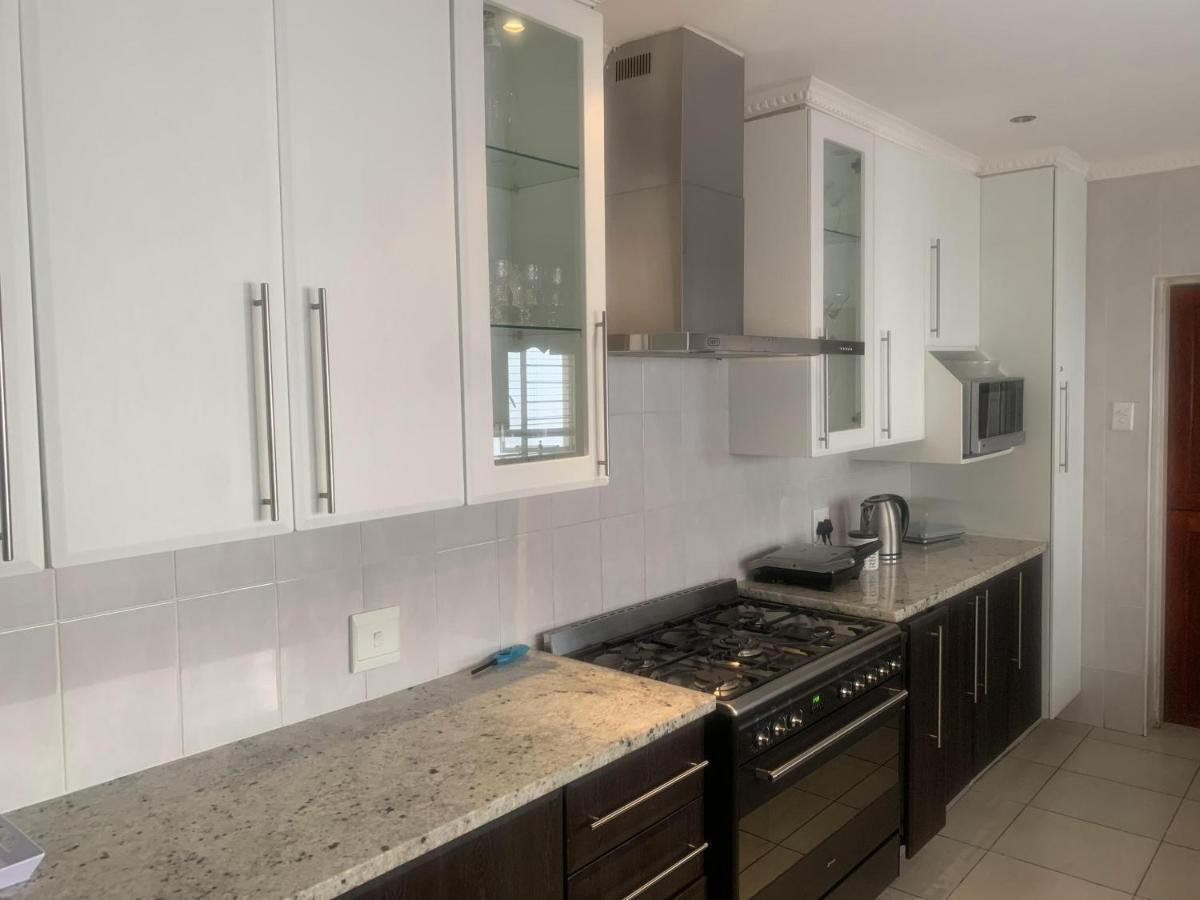 Apartment Safari -beautiful 3 Bedrooms, 10-seater Dining , Tv Room, Garden & Pool Johannesburg