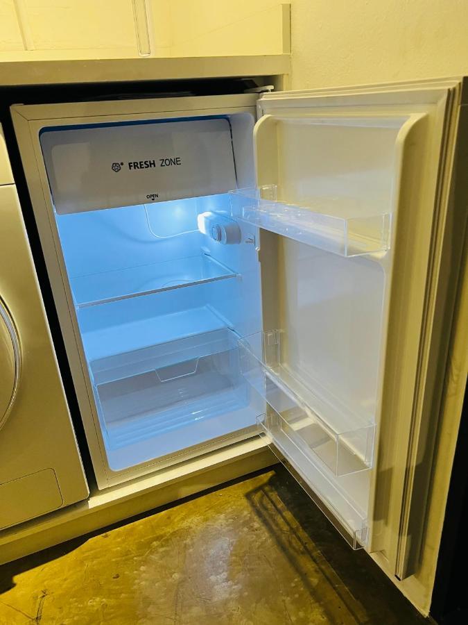 Living 119 - Fibre Wifi, Washing Machine & Sunny Balcony Apartment *
