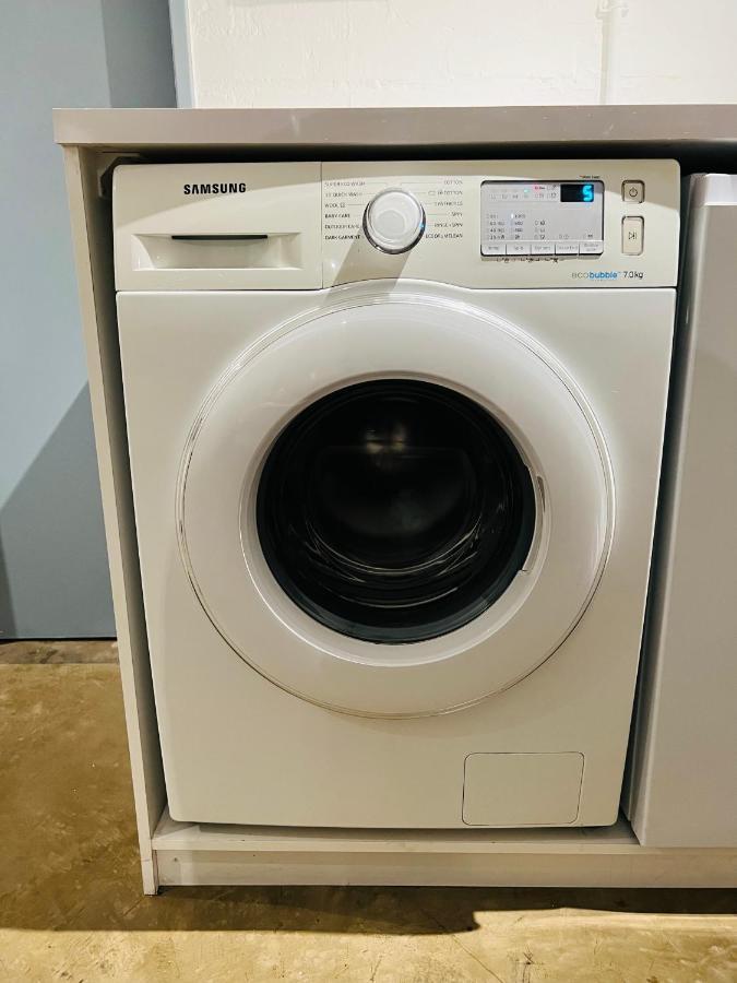 Apartment Living 119 - Fibre Wifi, Washing Machine & Sunny Balcony *
