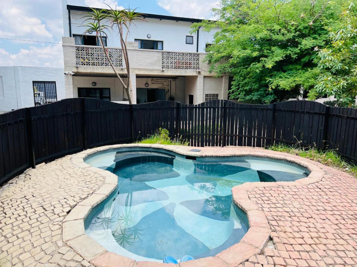 Apartment Living 119 - Fibre Wifi, Washing Machine & Sunny Balcony Johannesburg