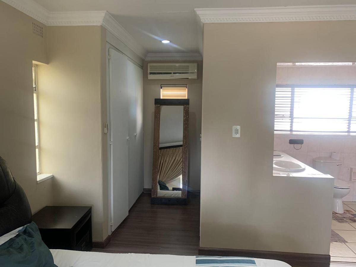 Apartment Safari -beautiful 3 Bedrooms, 10-seater Dining , Tv Room, Garden & Pool Johannesburg