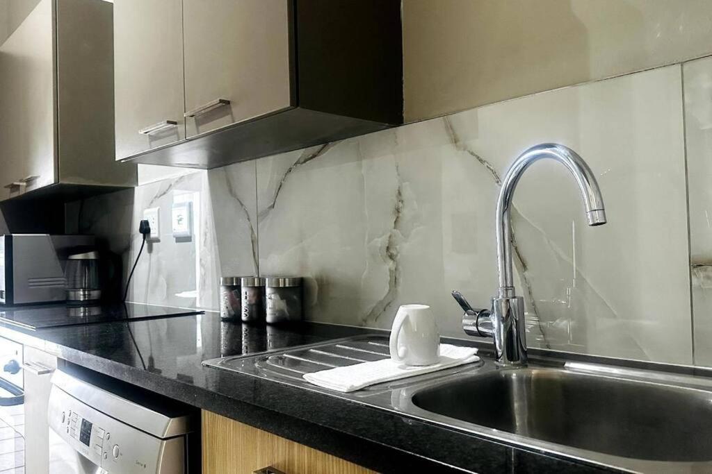 Luxury Style Living - In Fourways Apartment