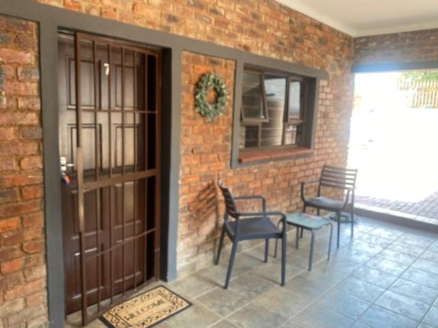 6 The Curve Unit 6 * Johannesburg