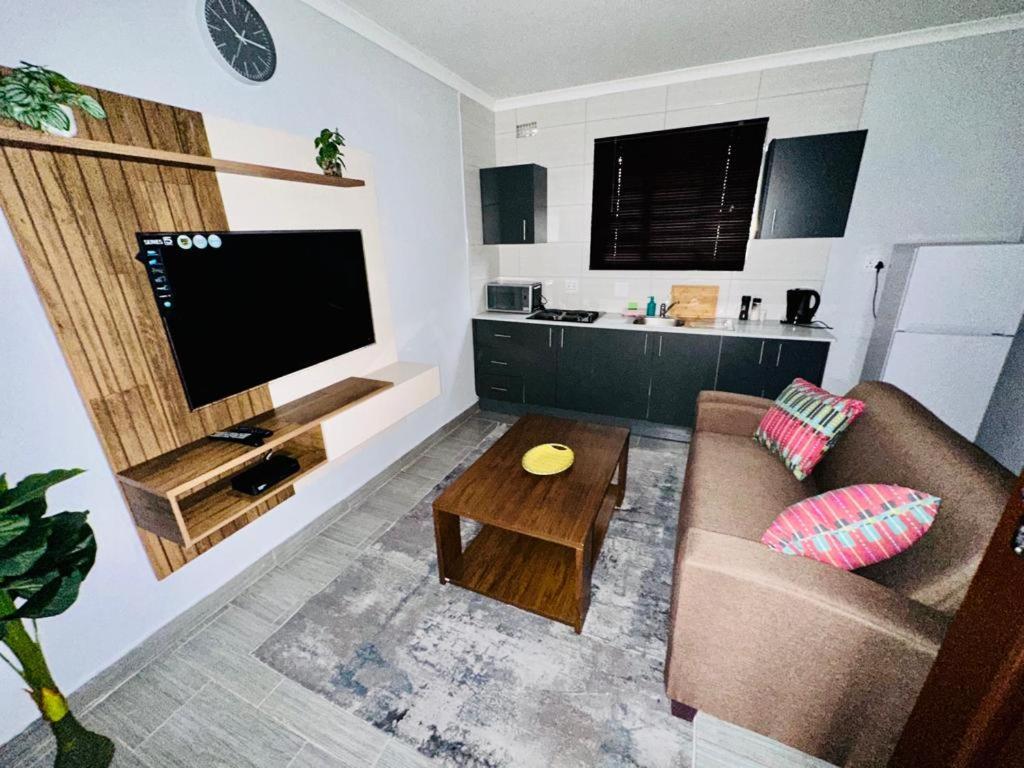 Apartment 6 The Curve Unit 7 *