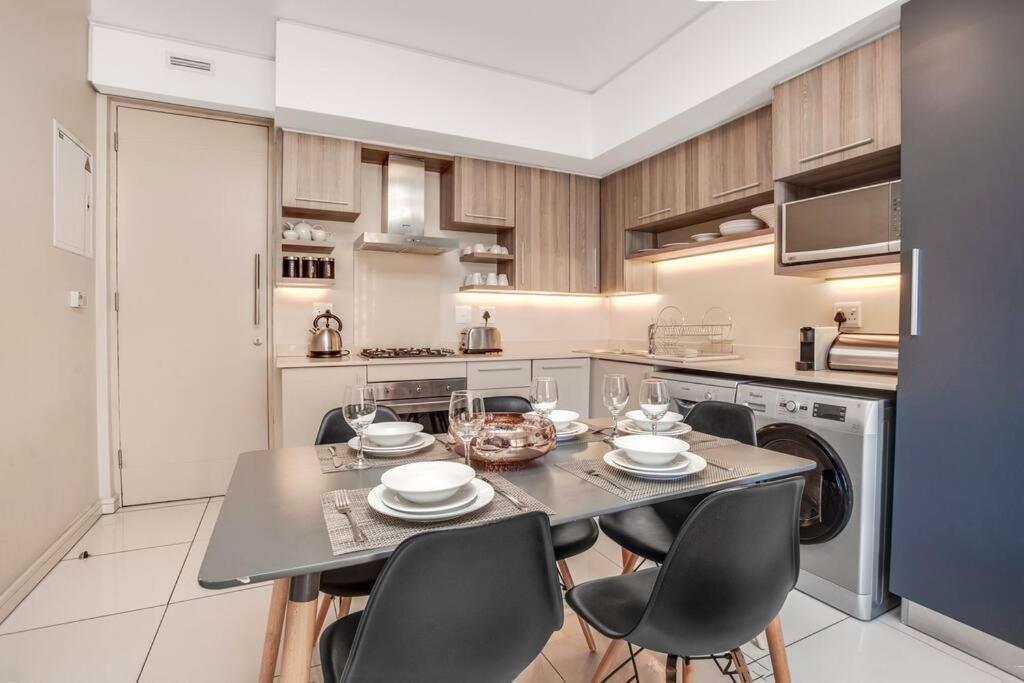 Urban Oasis At Tyrwhitt Apartment