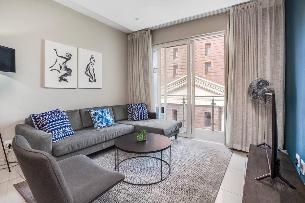 Urban Oasis At Tyrwhitt Apartment