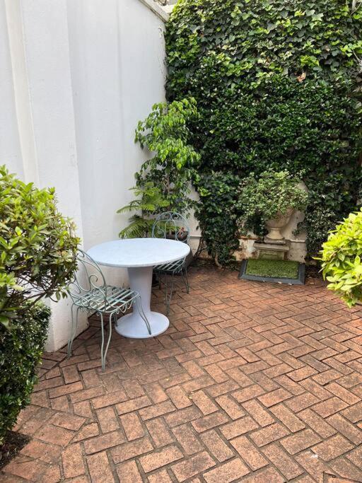 Apartment Charming In Lush Melrose Garden Johannesburg