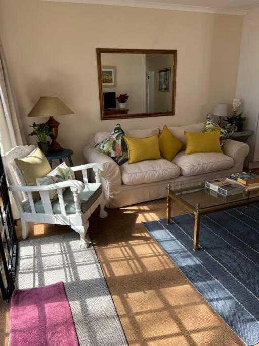 Charming In Lush Melrose Garden *