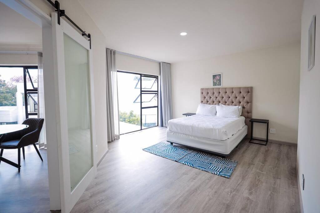 Luxurious Sandton Penthouse With Back Up Power *
