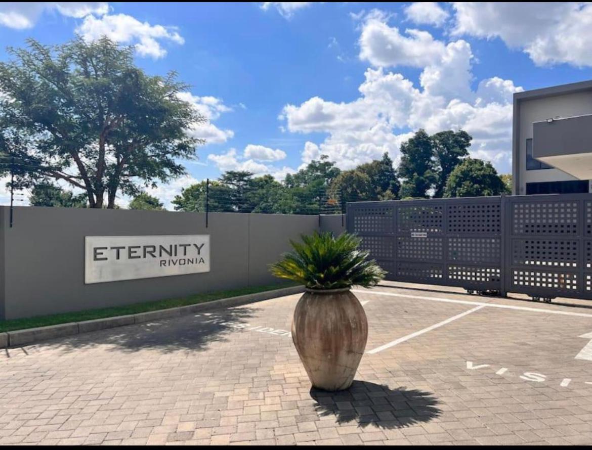 Contemporary Furnished 2 Bedroom, 2 Bathroom In The Heart Of Rivonia Sandton *