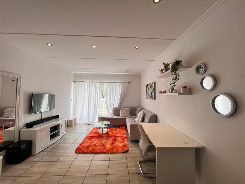Contemporary Furnished 2 Bedroom, 2 Bathroom In The Heart Of Rivonia Sandton Apartment *