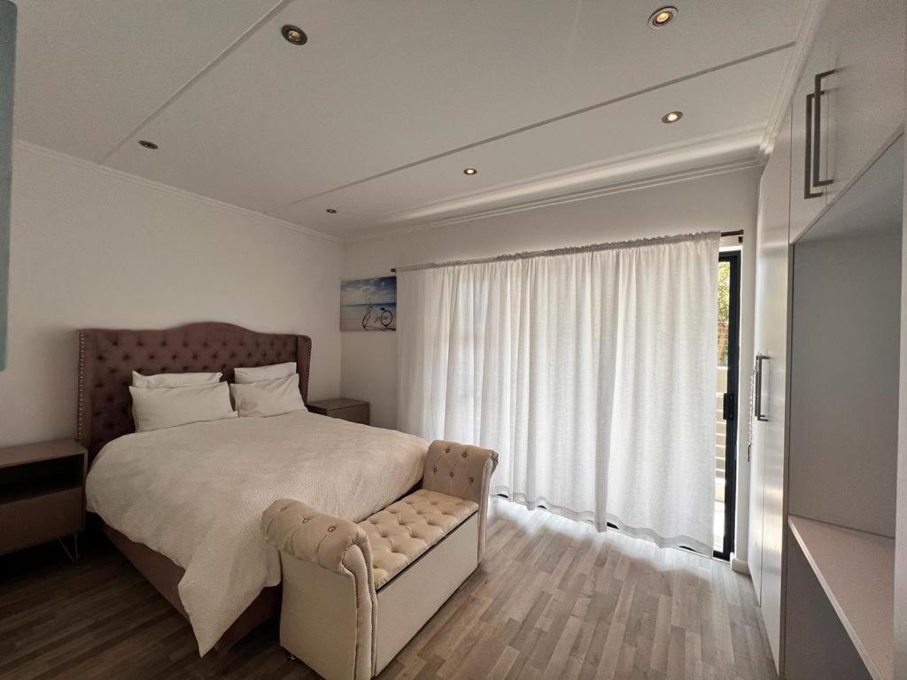 Contemporary Furnished 2 Bedroom, 2 Bathroom In The Heart Of Rivonia Sandton * Johannesburg