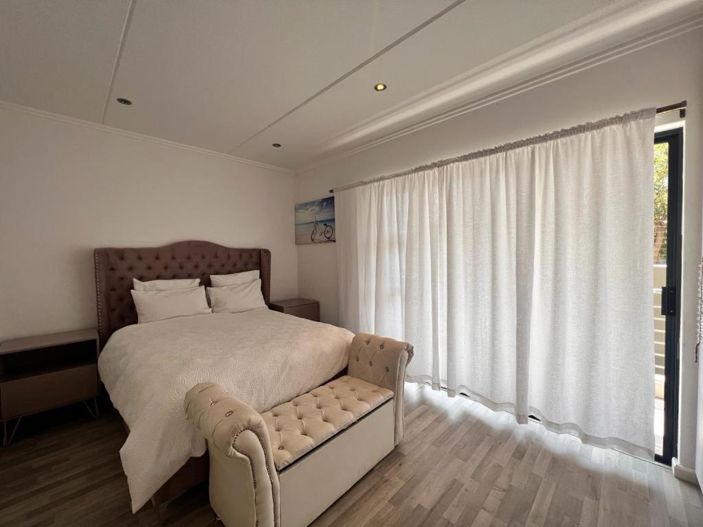 Contemporary Furnished 2 Bedroom, 2 Bathroom In The Heart Of Rivonia Sandton Apartment Johannesburg