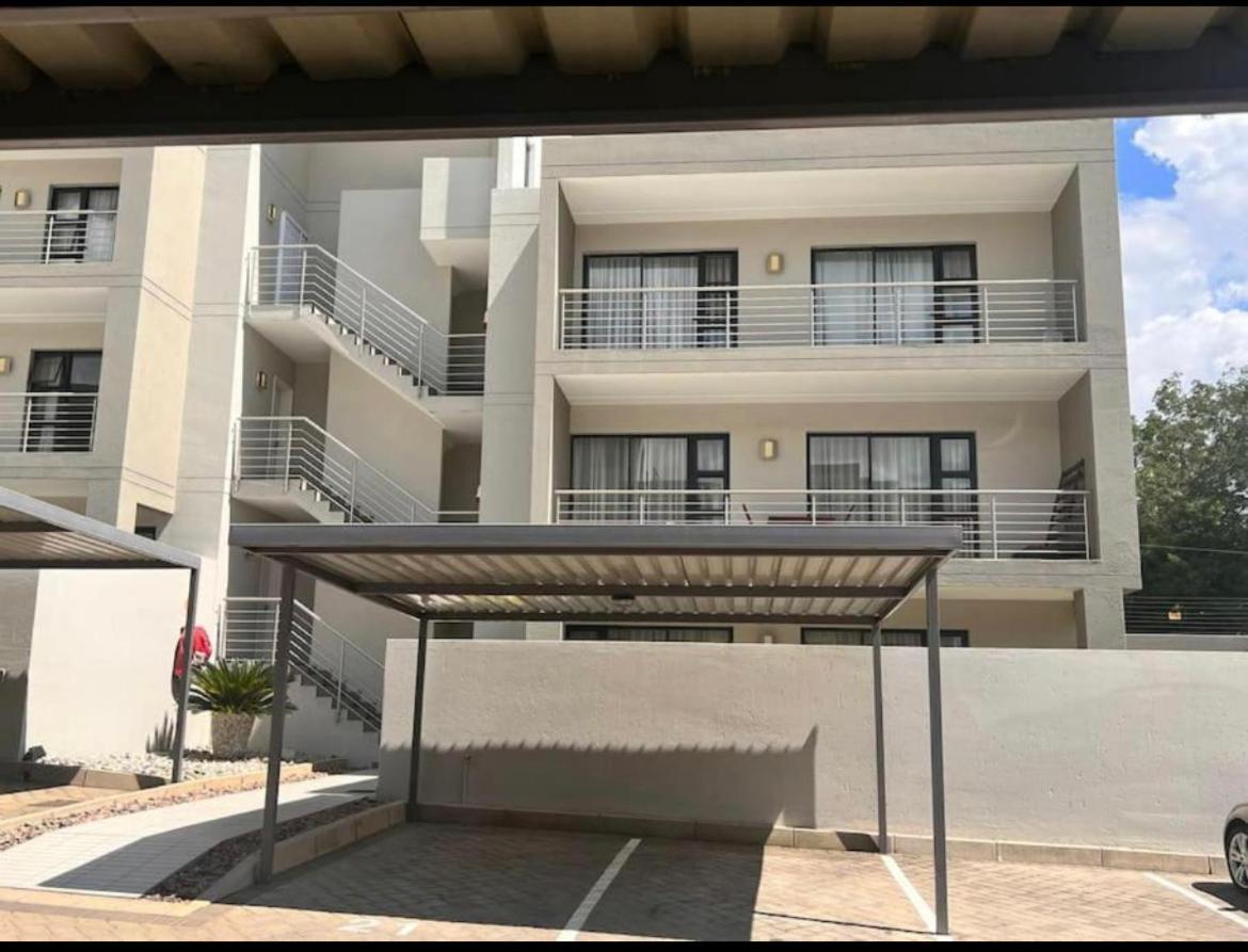 Contemporary Furnished 2 Bedroom, 2 Bathroom In The Heart Of Rivonia Sandton Apartment