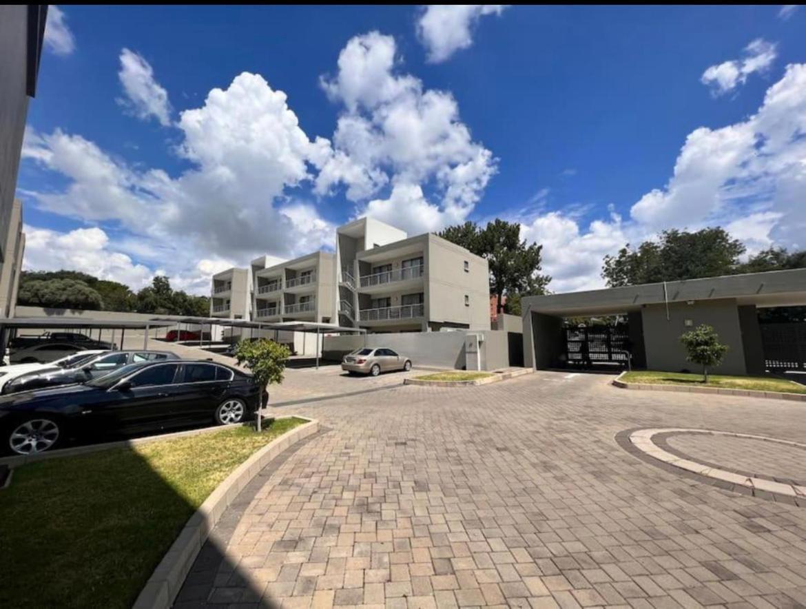 Contemporary Furnished 2 Bedroom, 2 Bathroom In The Heart Of Rivonia Sandton * Johannesburg