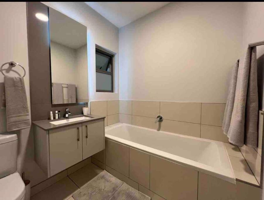 Lovely And Cosy 2 Bedrooms Space In Rosebank Apartment Johannesburg