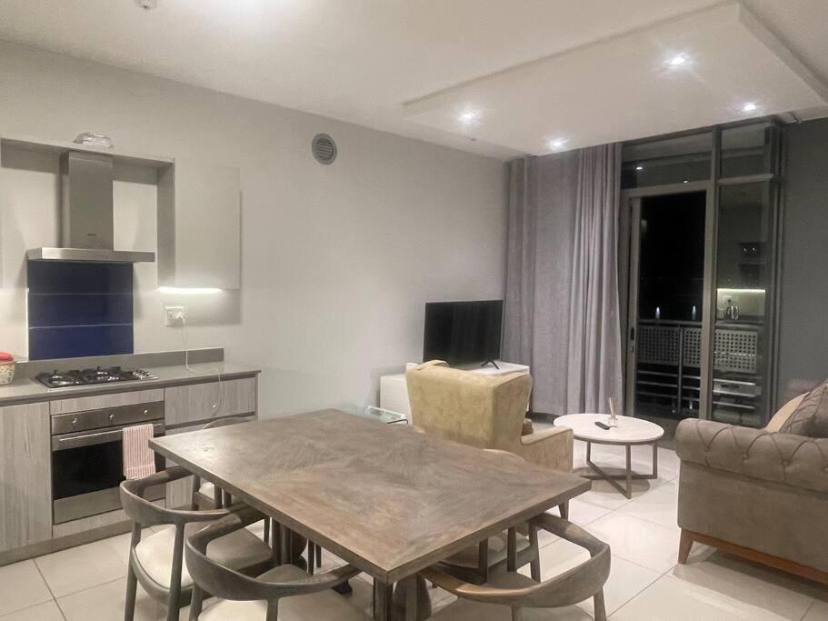 Lovely And Cosy 2 Bedrooms Space In Rosebank Apartment Johannesburg