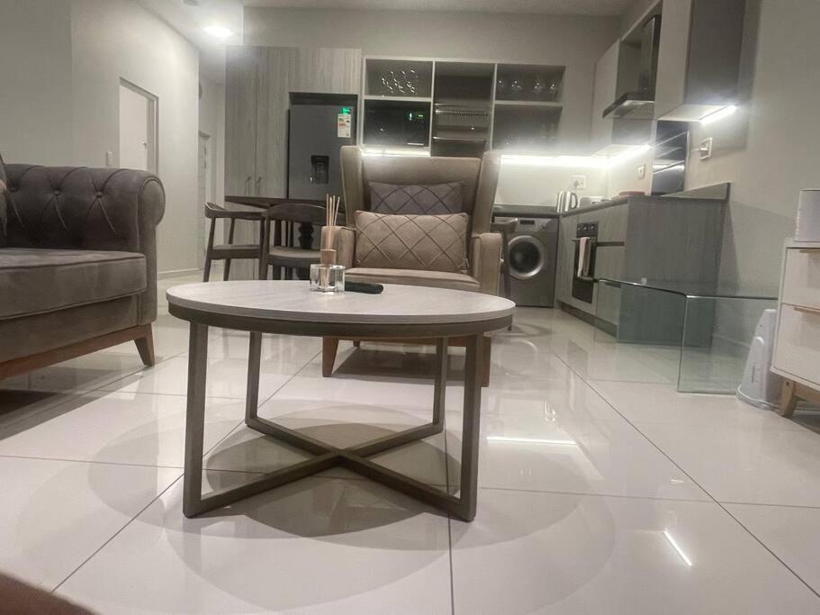 Apartment Lovely And Cosy 2 Bedrooms Space In Rosebank Johannesburg