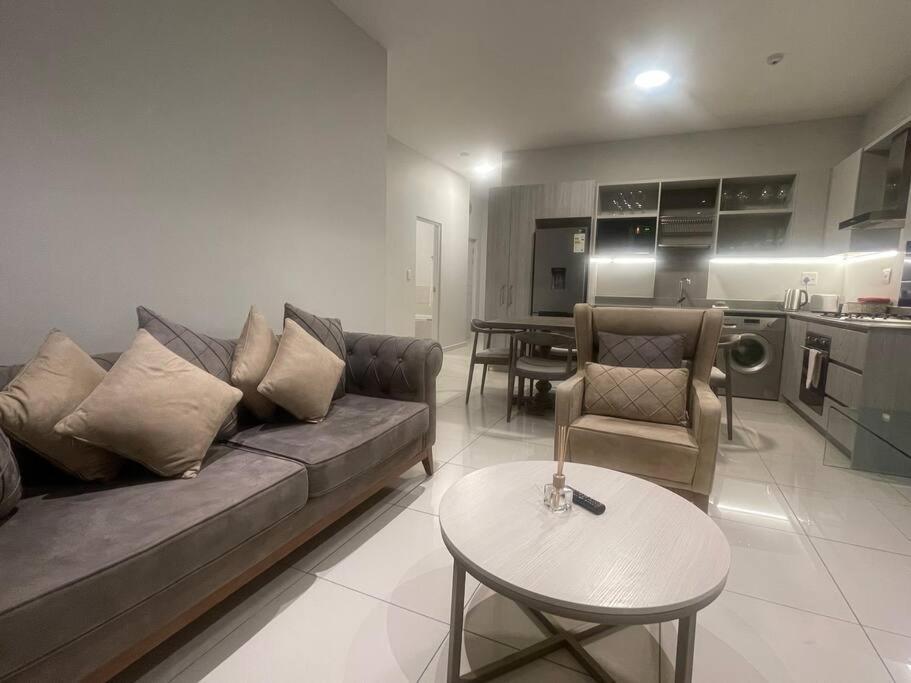 Lovely And Cosy 2 Bedrooms Space In Rosebank *