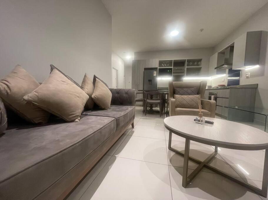 Lovely And Cosy 2 Bedrooms Space In Rosebank *