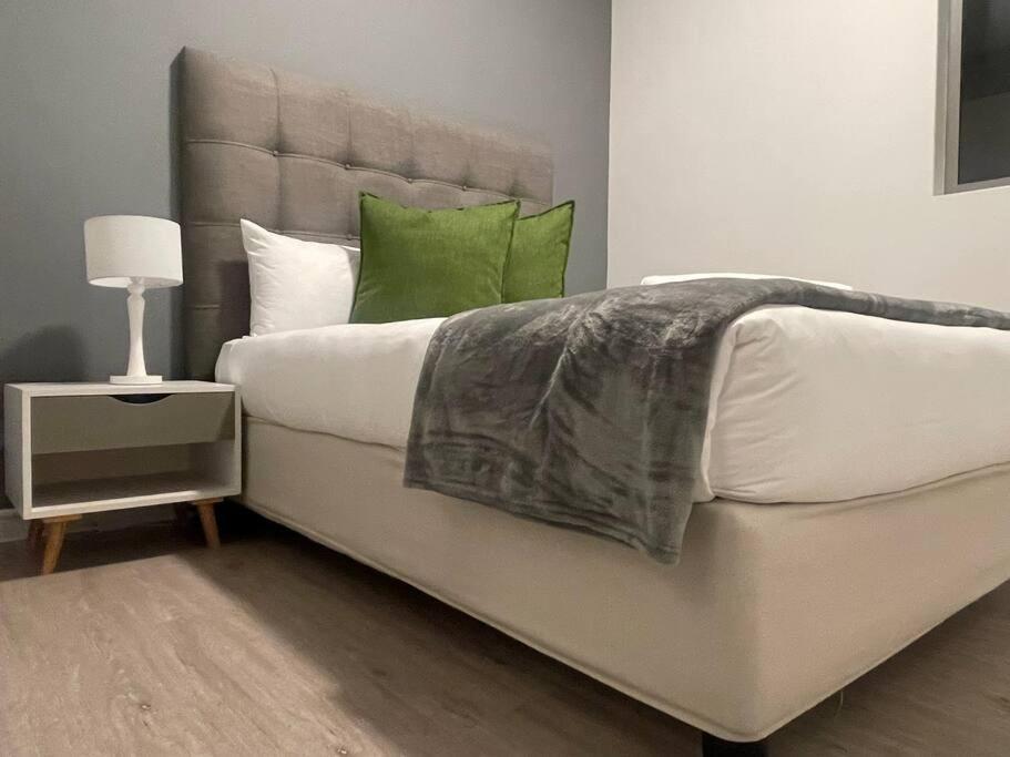 Lovely And Cosy 2 Bedrooms Space In Rosebank * Johannesburg