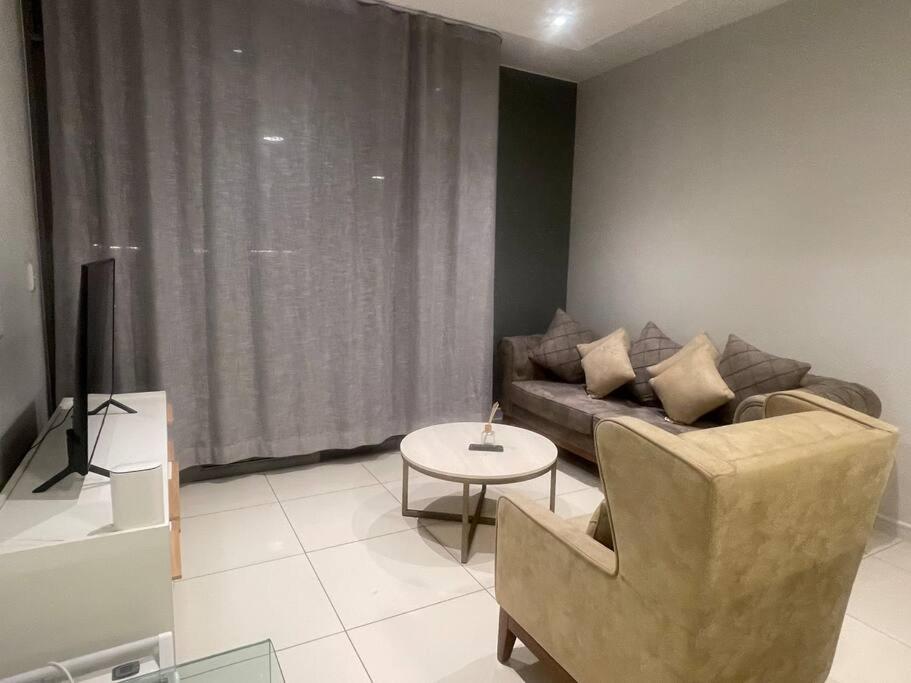 Lovely And Cosy 2 Bedrooms Space In Rosebank Apartment