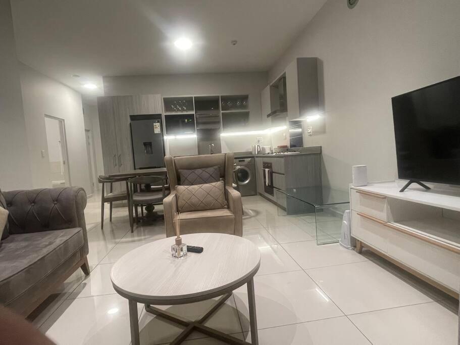 Lovely And Cosy 2 Bedrooms Space In Rosebank Apartment *