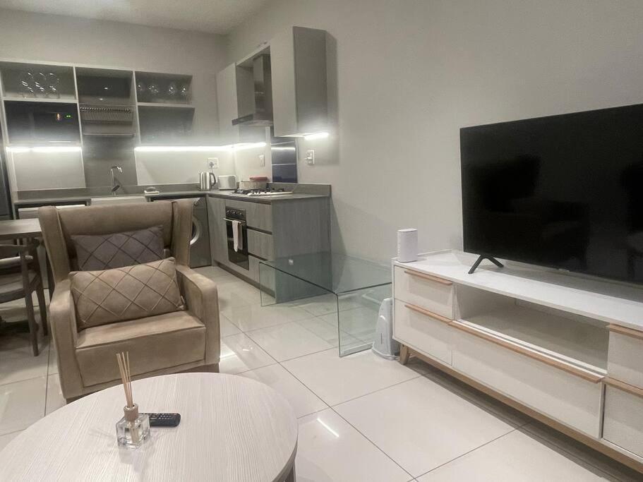 Lovely And Cosy 2 Bedrooms Space In Rosebank *