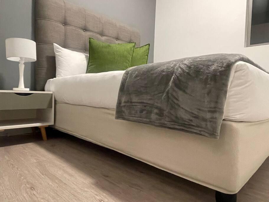 Lovely And Cosy 2 Bedrooms Space In Rosebank * Johannesburg