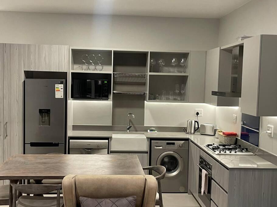 Lovely And Cosy 2 Bedrooms Space In Rosebank Apartment *