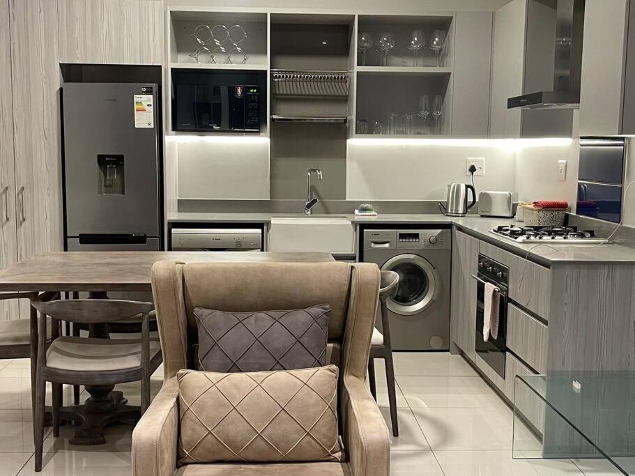 Lovely And Cosy 2 Bedrooms Space In Rosebank Johannesburg