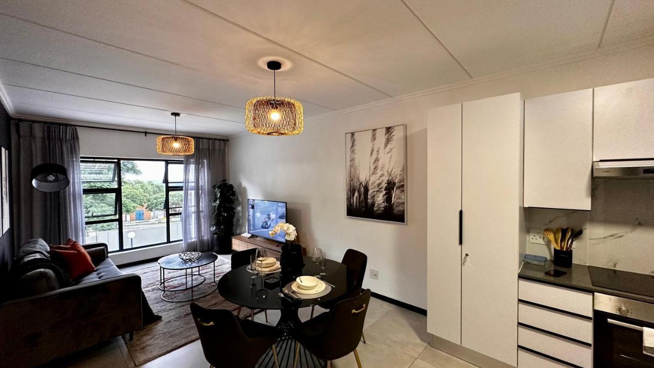 Stylish Executive With Power Backup Apartment Johannesburg