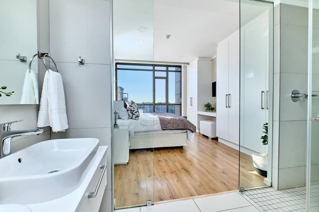 Exclusive 2bed/2.5 Bath In Sandton Apartment *