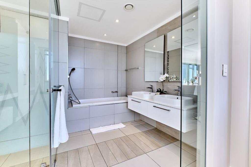 Exclusive 2bed/2.5 Bath In Sandton * Johannesburg
