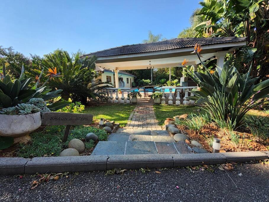 2 Bed Cottage, Bryanston, Sandton Joanesburgo