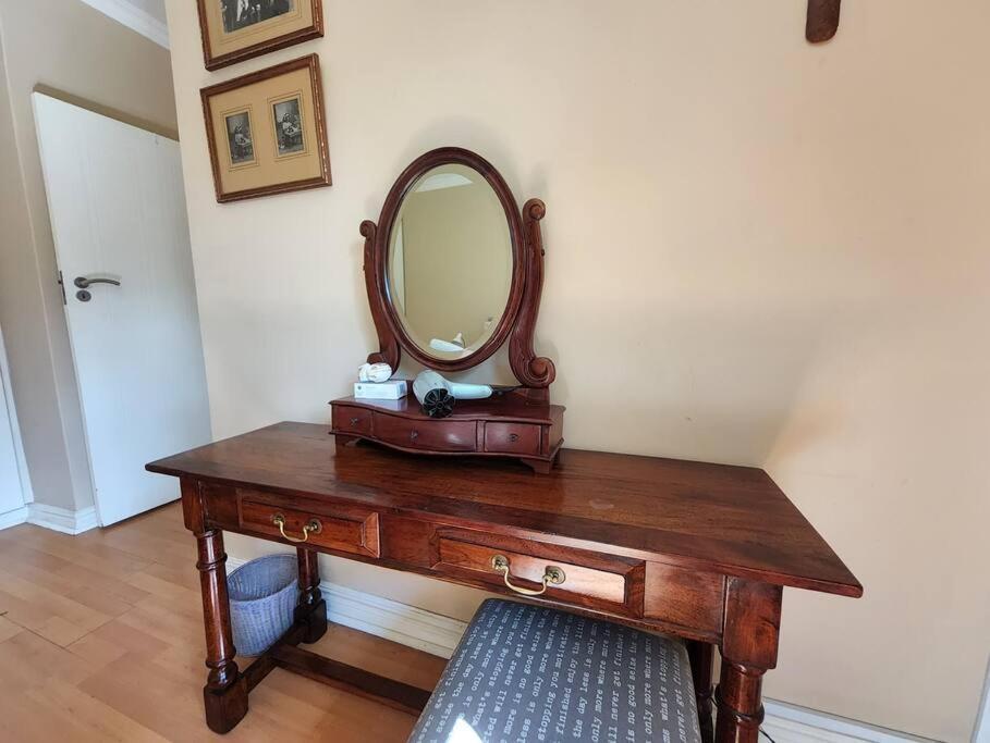 2 Bed Cottage, Bryanston, Sandton Apartamento *