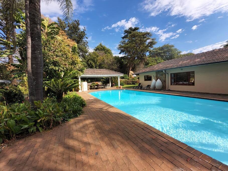 2 Bed Cottage, Bryanston, Sandton Apartamento