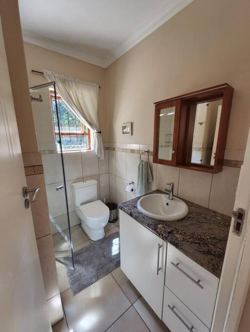 2 Bed Cottage, Bryanston, Sandton Apartamento Joanesburgo