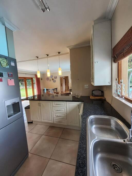 2 Bed Cottage, Bryanston, Sandton Apartamento Joanesburgo