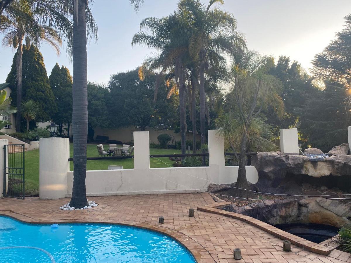 Apartment Safari -beautiful 3 Bedrooms, 10-seater Dining , Tv Room, Garden & Pool