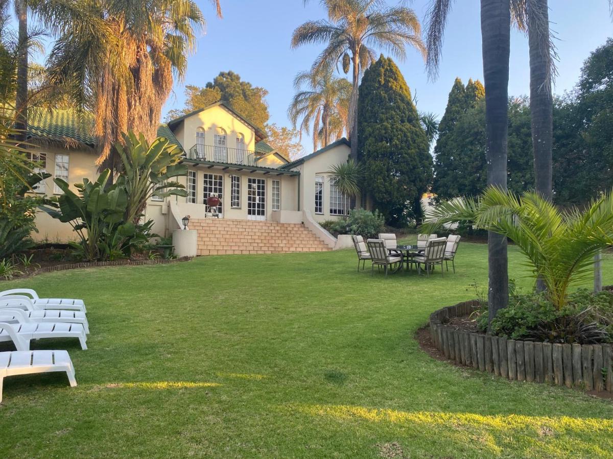 Safari -beautiful 3 Bedrooms, 10-seater Dining , Tv Room, Garden & Pool Johannesburg