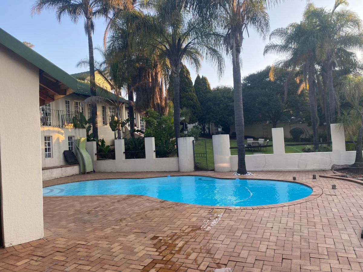 Safari -beautiful 3 Bedrooms, 10-seater Dining , Tv Room, Garden & Pool Apartment *