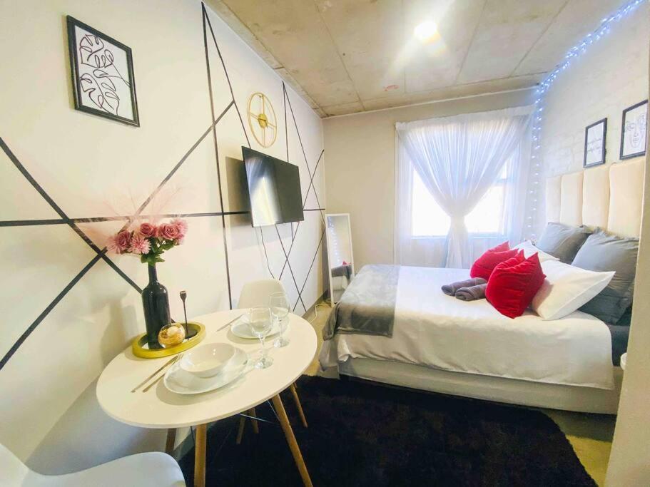 Cozy Escape Bachelor In Maboneng + Uncapped Wi-fi.