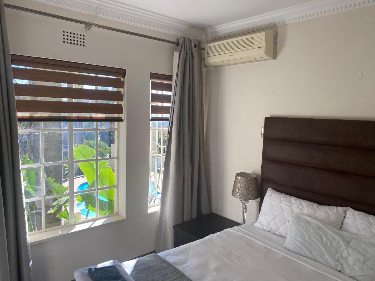 Safari -beautiful 3 Bedrooms, 10-seater Dining , Tv Room, Garden & Pool