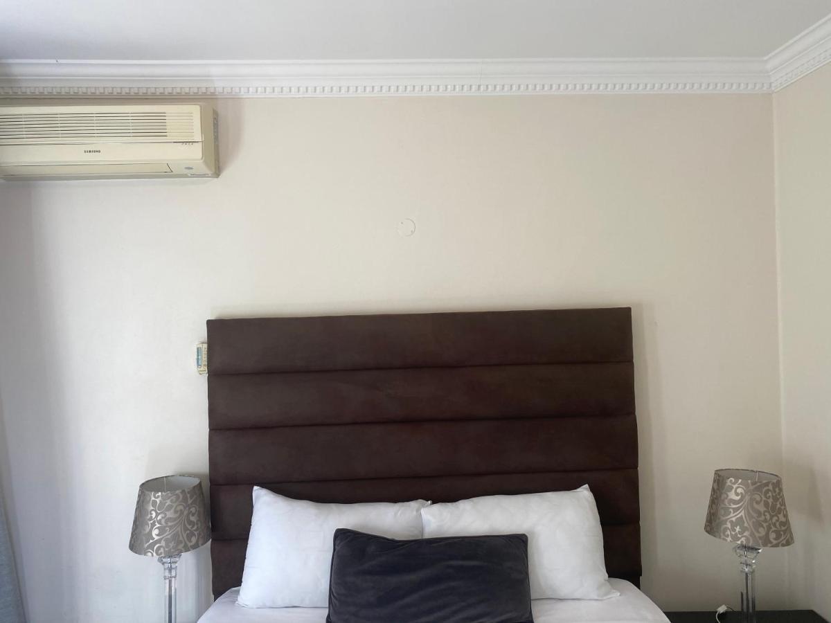 Apartment Safari -beautiful 3 Bedrooms, 10-seater Dining , Tv Room, Garden & Pool Johannesburg
