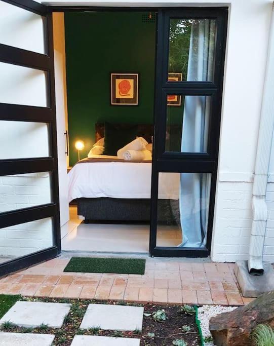 Modern With Private Garden, Self Check-in Johannesburg