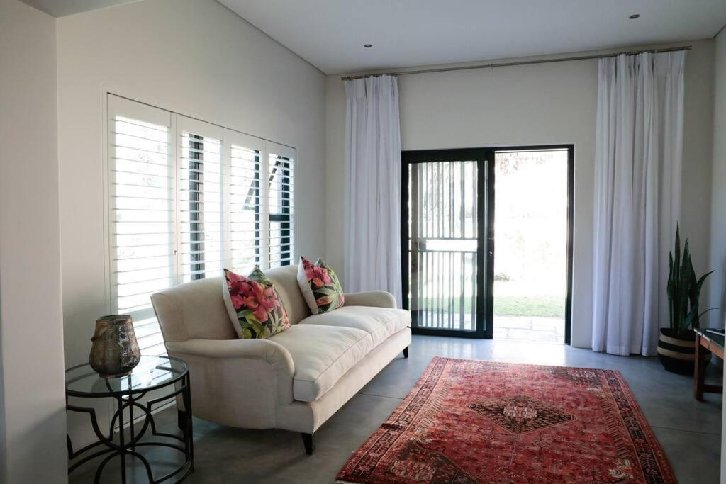 Gorgeous 1-bedroom Sandton Flat Apartment Johannesburg