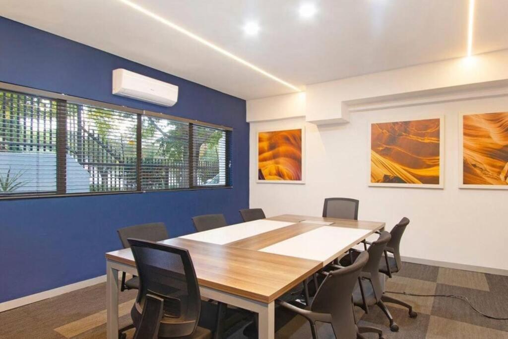 Neat And Cozy In Rosebank With Unlimited Wi-fi And Backup Power Joanesburgo